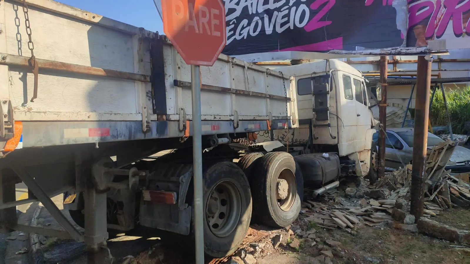 Caminhão perde o freio e entra em loja, em Limeira