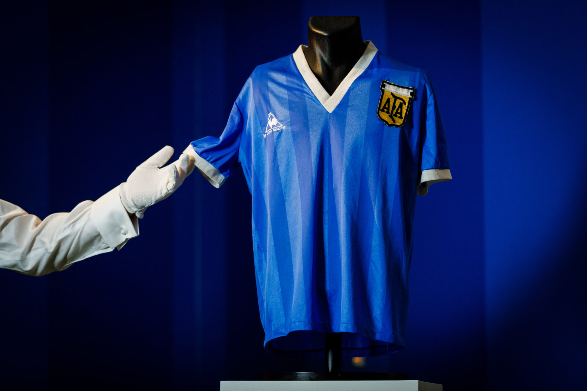 Camisa de Maradona na Copa de 86 é comprada por R$ 46,4 mi e bate recorde