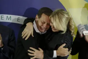 Doria se queixa de Aécio e diz que deveria ter saído do PSDB