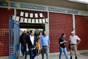 Três adolescentes são esfaqueados em escola municipal do Rio