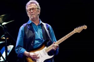 Eric Clapton, que é contra a vacina, cancela show após contrair covid-19