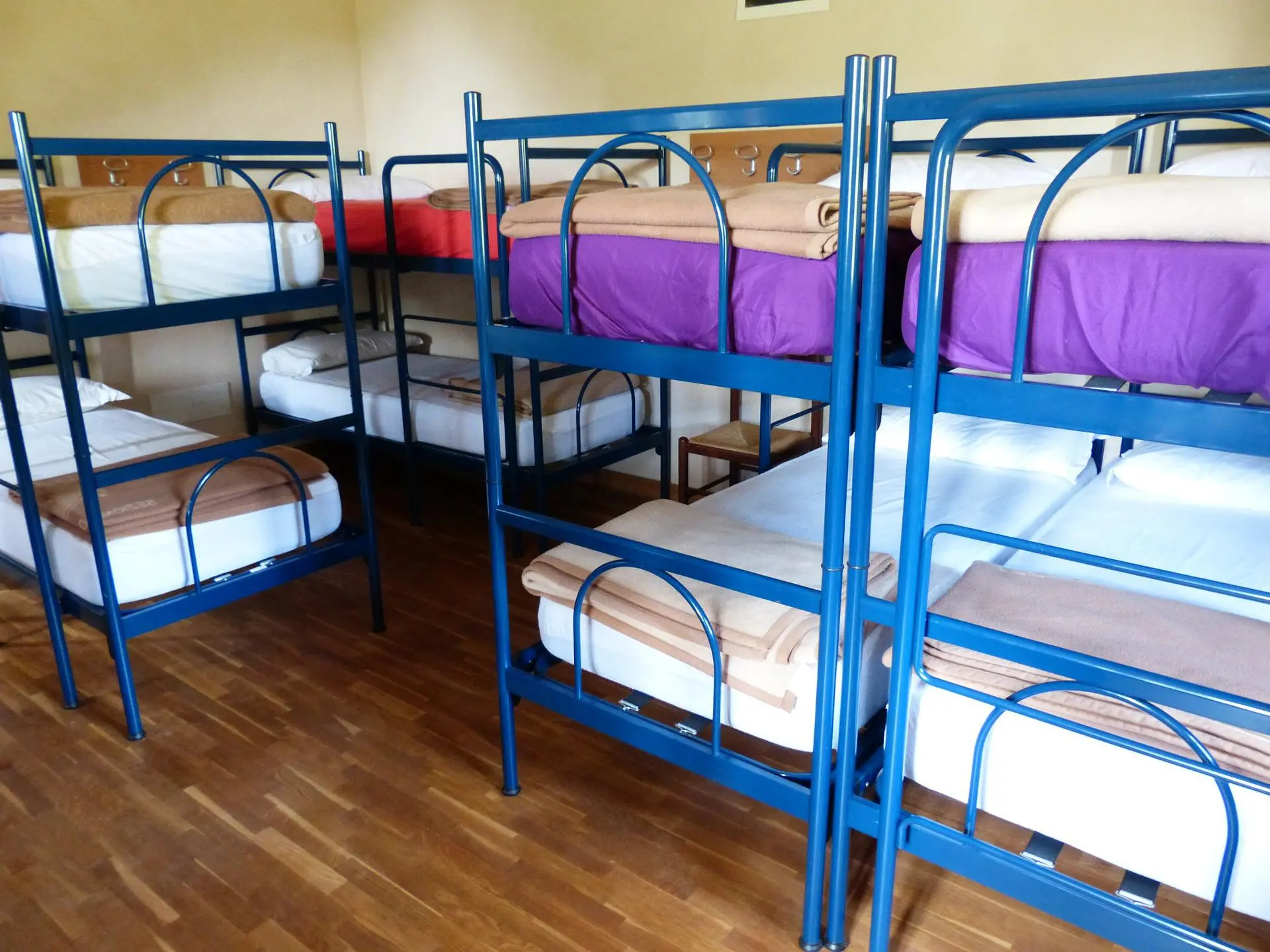 Homem deixa carteira com R$ 1,1 mil na cama em alojamento e dinheiro é furtado