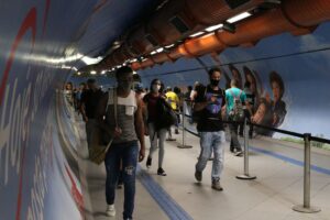 Polícia de SP investiga suposto caso de racismo em vagão do metrô