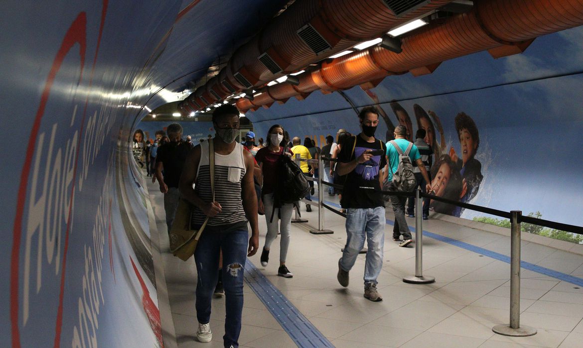 Polícia de SP investiga suposto caso de racismo em vagão do metrô