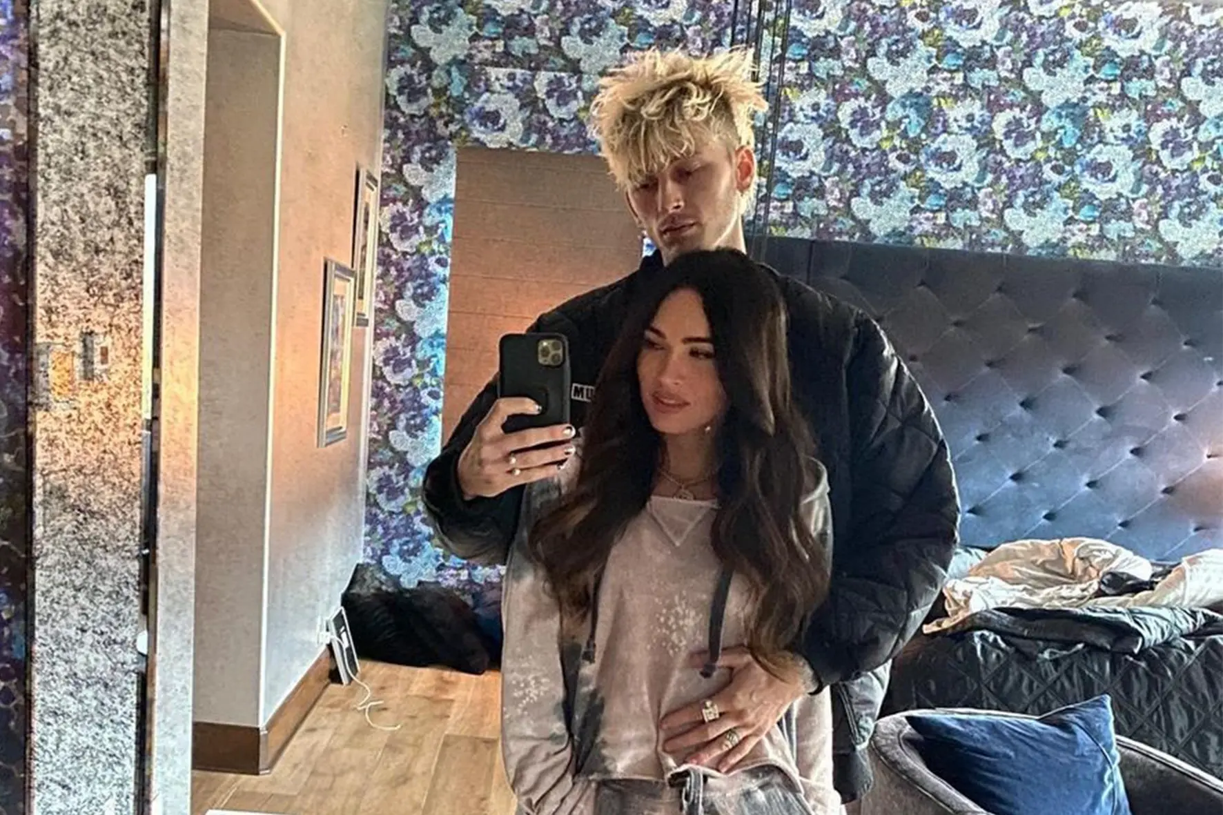 Megan Fox abre buraco em macacão para facilitar sexo com Machine Gun Kelly