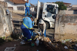 Prefeitura de Limeira tira mais de uma tonelada de lixo de terreno no Boa Vista