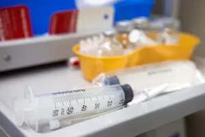 Só 30% dos jovens até 24 anos tomaram 3ª dose de vacina contra Covid