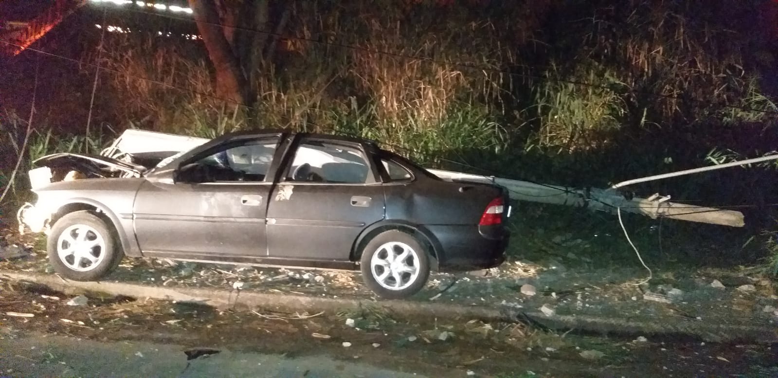 Motorista destrói poste em colisão na Marginal Tatu, em Limeira