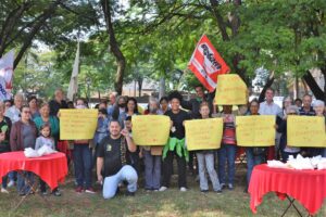 Os servidores municipais aposentados se reuniram em frente à Prefeitura de Limeira para protestar contra o fim do vale-alimentação
