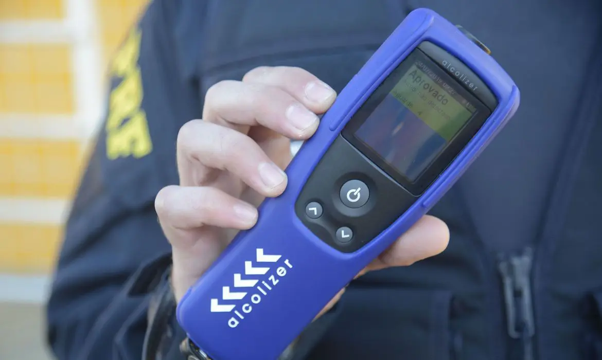 Fux vota pela manutenção de multa a motorista que recusa bafômetro