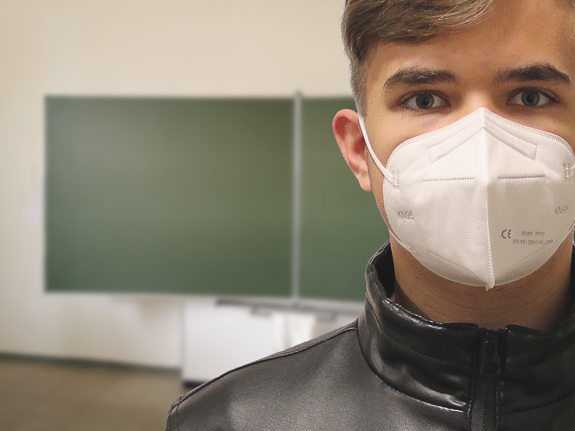 Com alta de Covid, cidades de SP recomendam uso de máscara em escolas