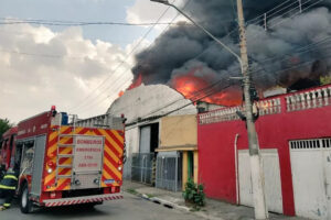 Incêndio de grande proporção destrói galpão na zona leste de São Paulo