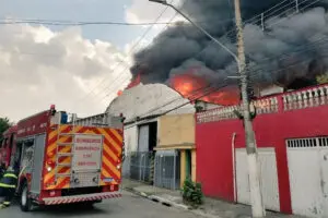 Incêndio de grande proporção destrói galpão na zona leste de São Paulo