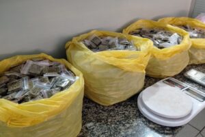 GCM apreende drogas e mais de R$20 mil em dinheiro após denúncia, em Limeira