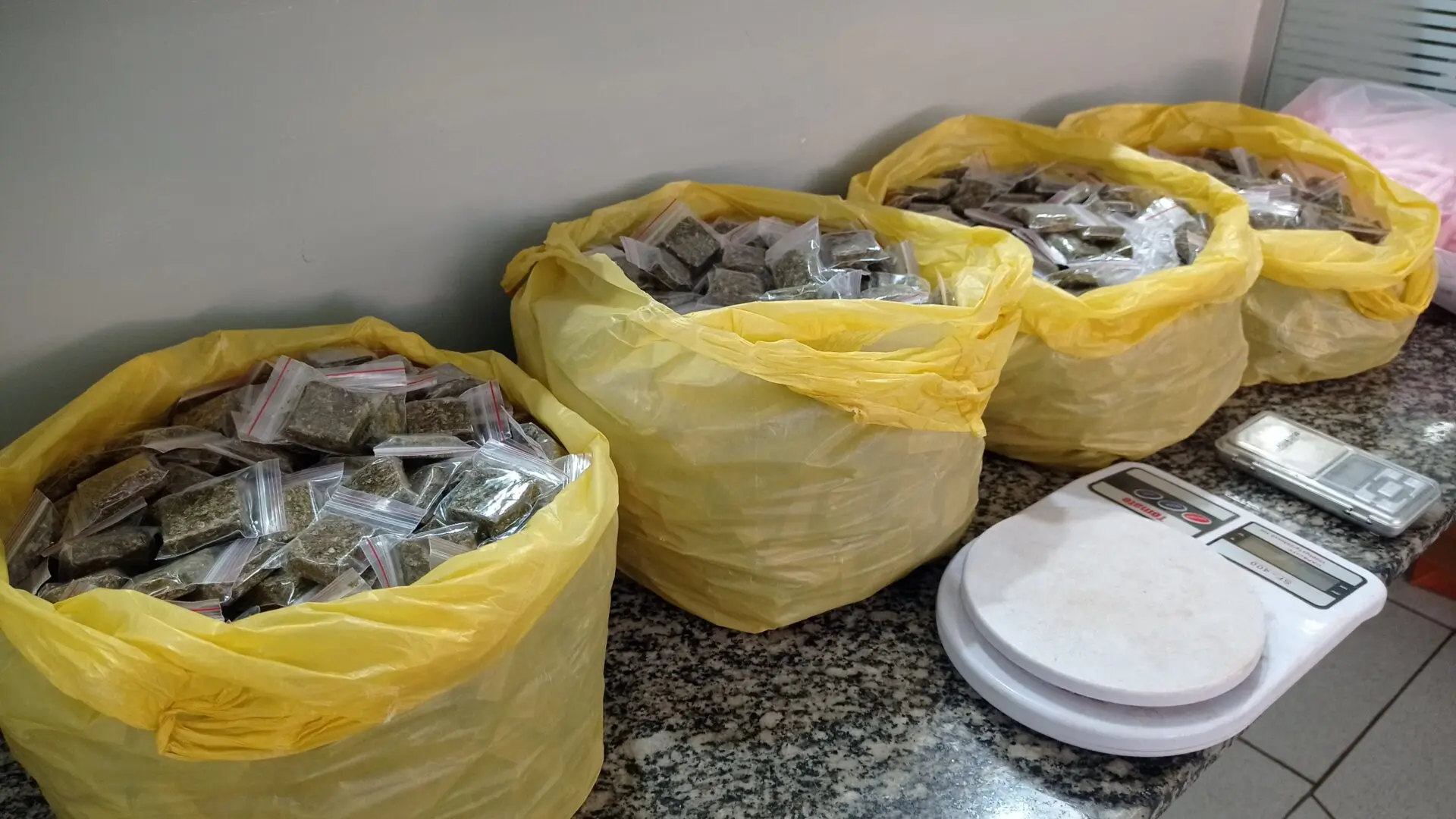 GCM apreende drogas e mais de R$20 mil em dinheiro após denúncia, em Limeira