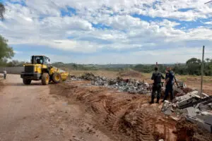 A fiscalização da Secretaria de Meio Ambiente e Agricultura também agiu no empreendimento e constatou várias violações ambientais. A área está inserida na macrozona rural de proteção de mananciais