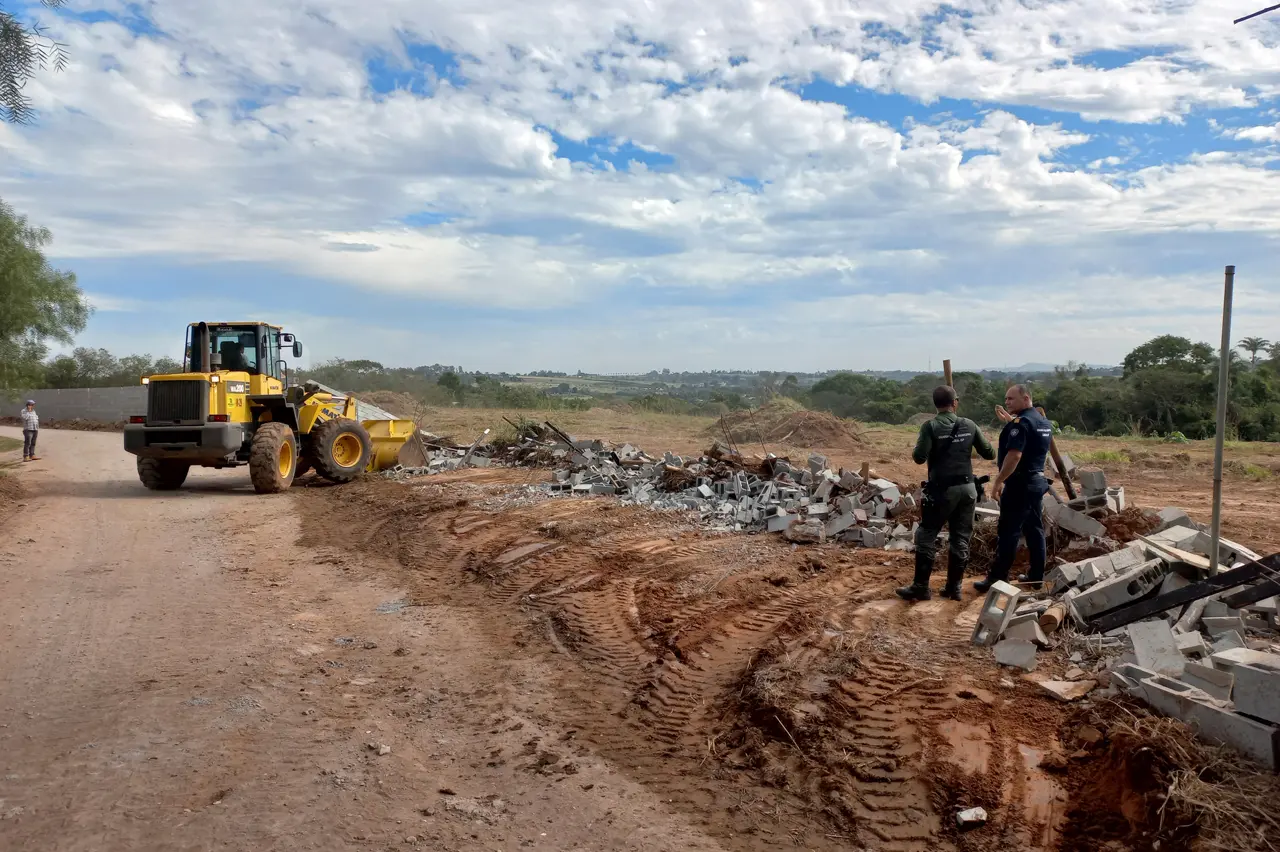 A fiscalização da Secretaria de Meio Ambiente e Agricultura também agiu no empreendimento e constatou várias violações ambientais. A área está inserida na macrozona rural de proteção de mananciais