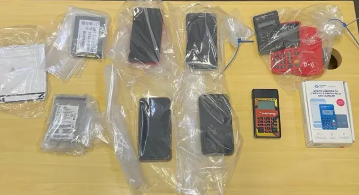 celulares e máquina de cartão apreendidos em Limeira