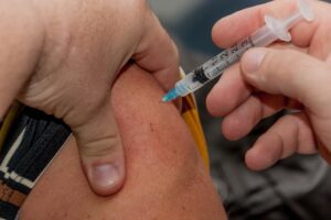 Baixa adesão de idosos à vacina pode aumentar internações em Limeira