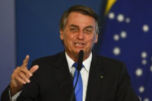 Bolsonaro repete e ataca urnas, STF e TSE a embaixadores