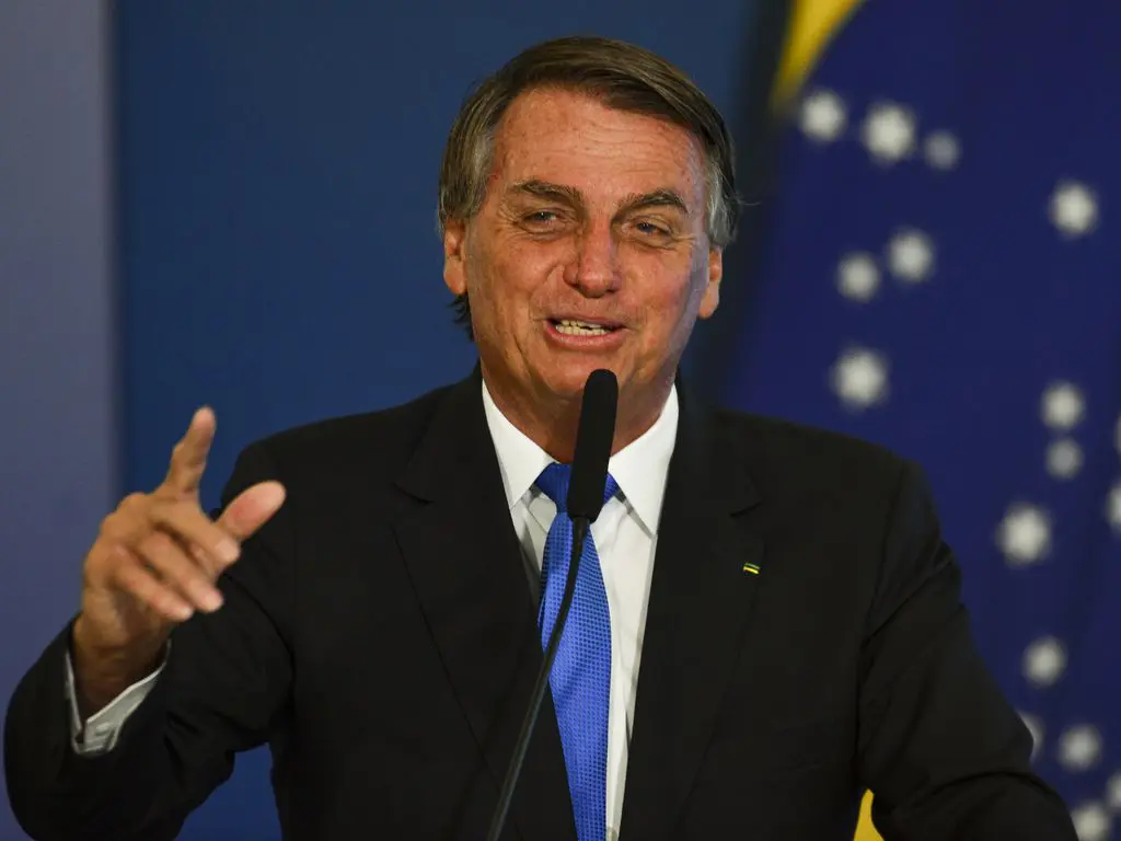 Bolsonaro repete e ataca urnas, STF e TSE a embaixadores