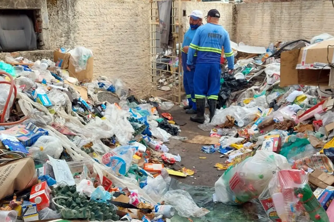 Força tarefa faz limpeza compulsória em casa da Vila Santa Lina, em Limeira