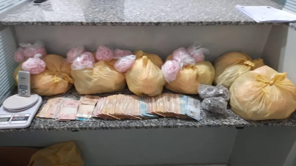 GCM apreende drogas e mais de R$20 mil em dinheiro após denúncia, em Limeira