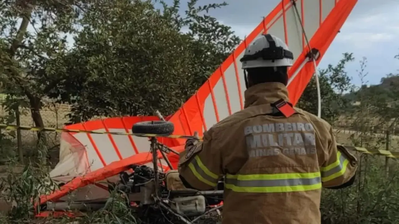Homem sobrevive a queda de ultraleve que colidiu com poste