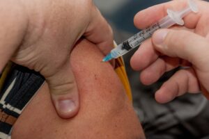 Trabalhadores da Saúde devem se vacinar a partir desta segunda-feira (8) contra meningite C