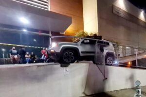 Motorista perde o controle e fica com carro pendurado em rampa de entrada do Shopping Piracicaba