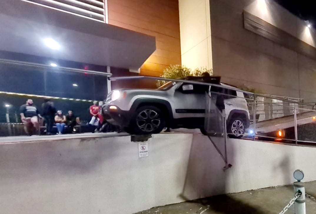Motorista perde o controle e fica com carro pendurado em rampa de entrada do Shopping Piracicaba