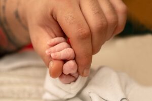 Por mês, quase 20 bebês são entregues para adoção no estado de SP