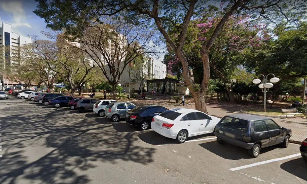 MULHER TEVE O CARRO DANIFICADO POR DOIS GUARDADORES DE VEÍCULOS