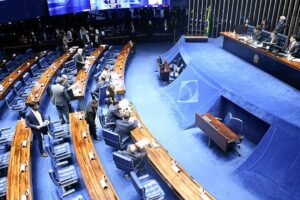 Senado aprova Auxílio Brasil de R$ 600 e vale-caminhoneiro de R$ 1.000