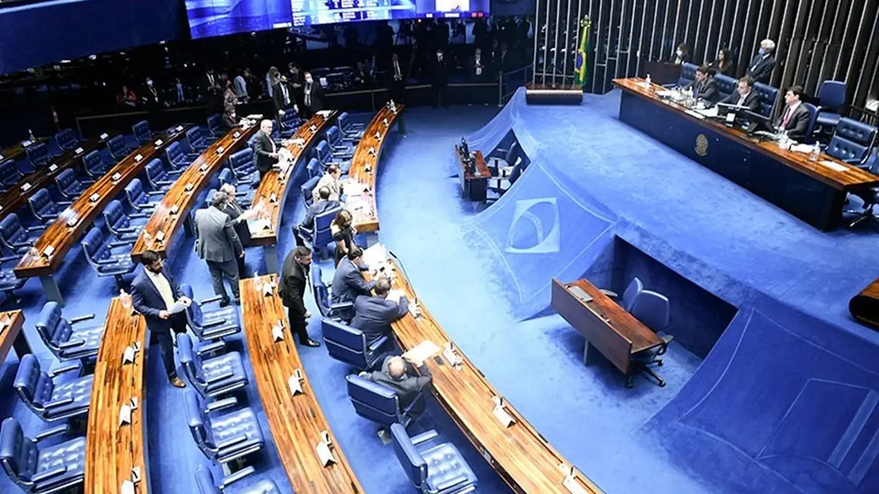 Senado aprova Auxílio Brasil de R$ 600 e vale-caminhoneiro de R$ 1.000