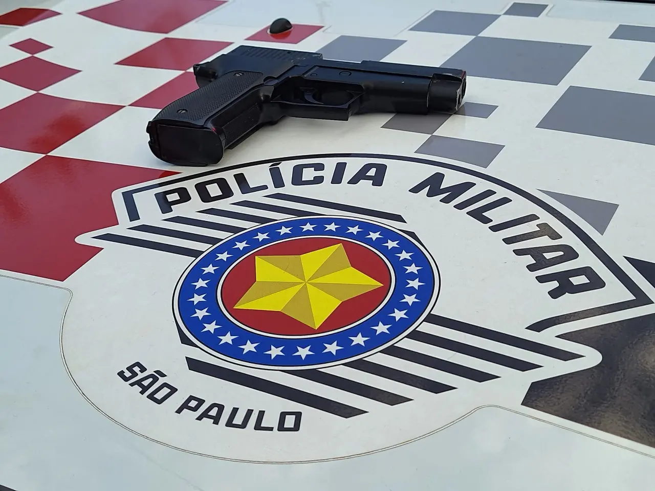 arma apreendida durante tentativa de roubo a loja de celular