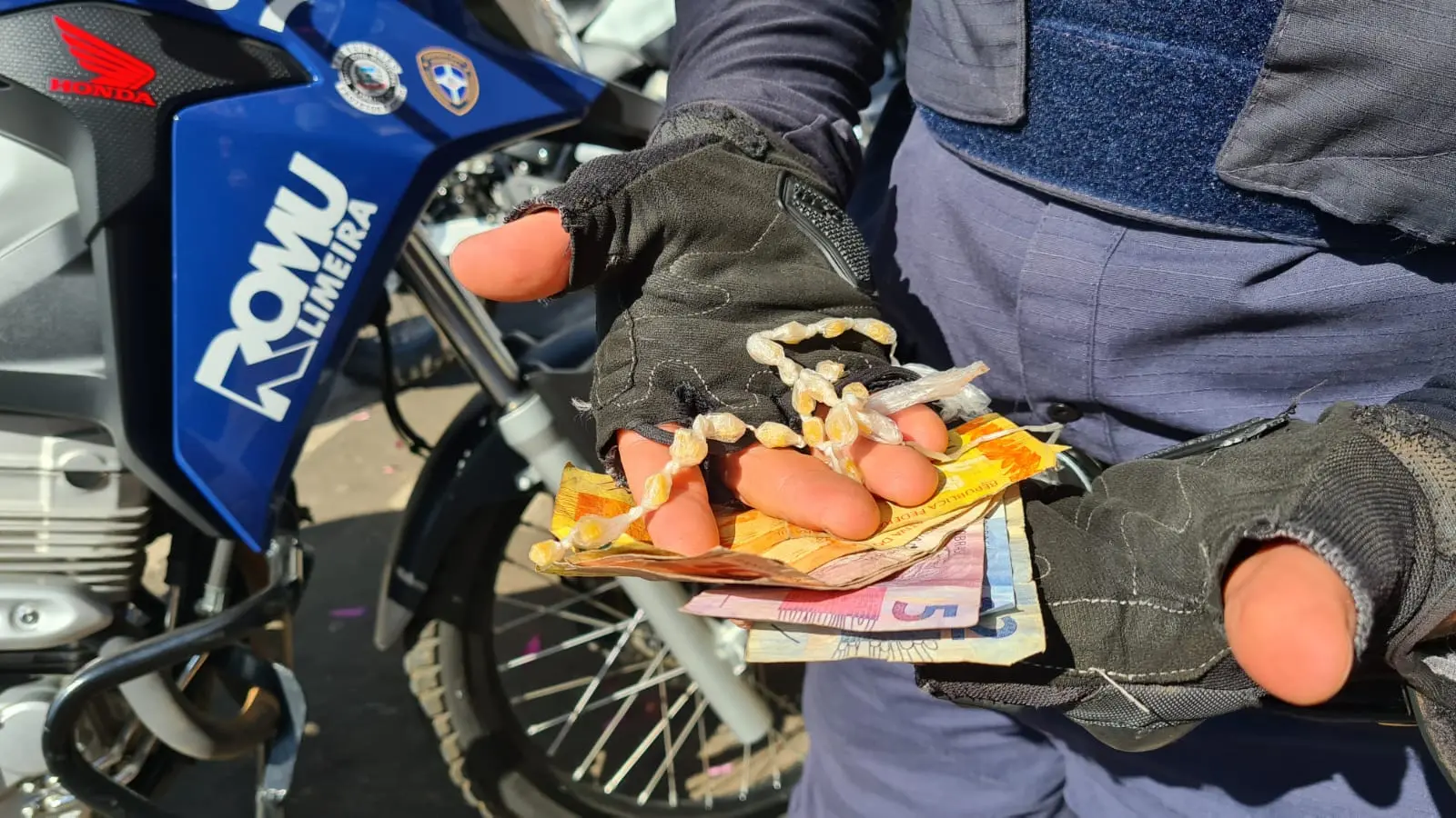 HOMEM É PRESO POR TRÁFICO