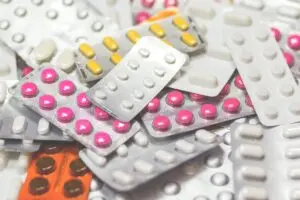 Estoque de medicamentos em baixa gera novo alerta de entidades ao Ministério da Saúde