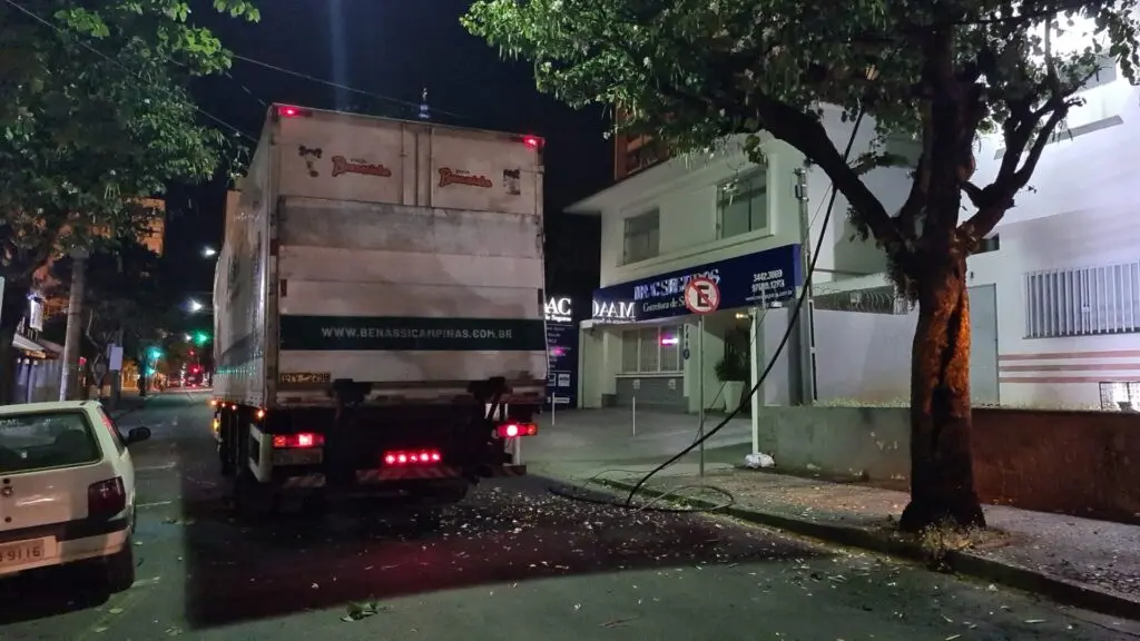 caminhão danifica fios no centro de Limeira