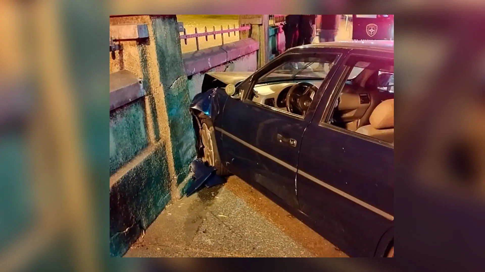 carro no muro da prefeitura