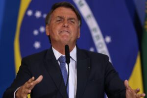 Bolsonaro diz que não precisa de cartinha para defender democracia