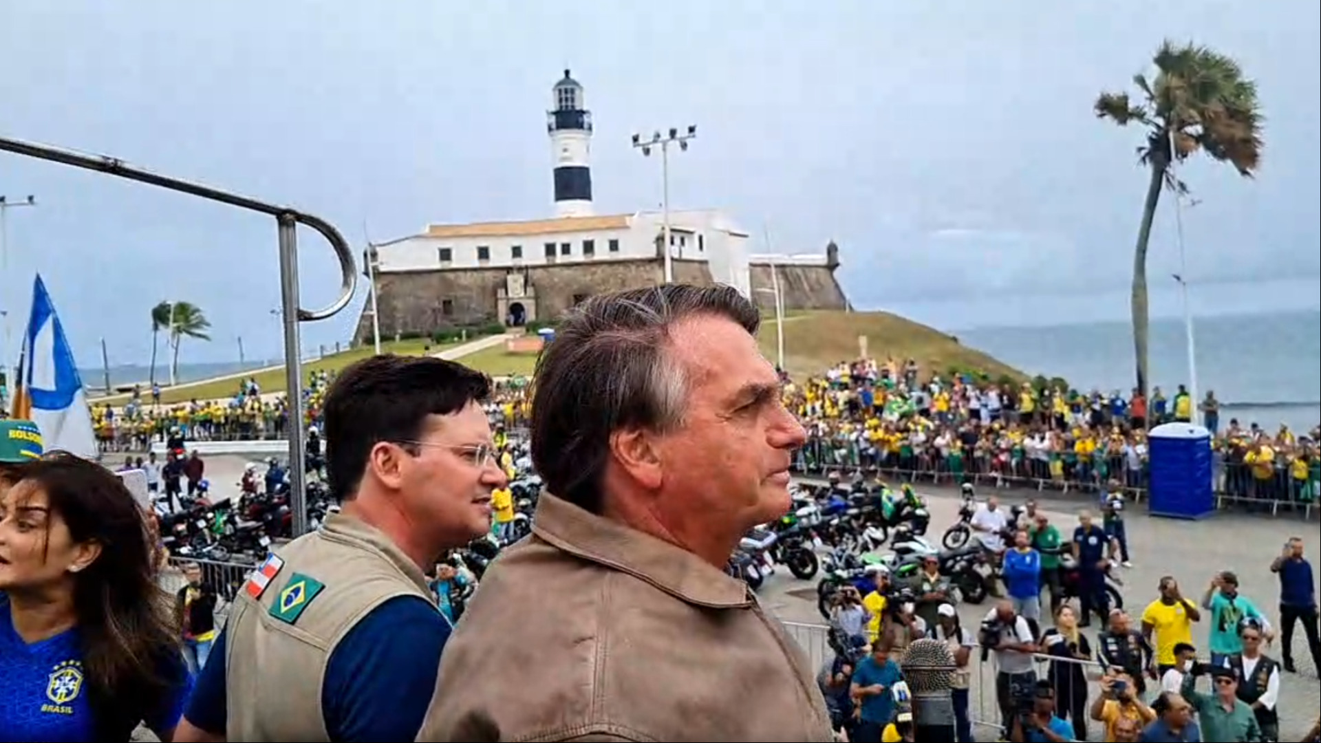 Bolsonaro evita Lula em Salvador, faz motociata e promete combustíveis mais baratos do mundo
