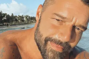 O jovem revelou ter se relacionado por sete meses com ex-integrante do grupo Menudo e disse que o cantor não teria aceitado bem o fim da relação