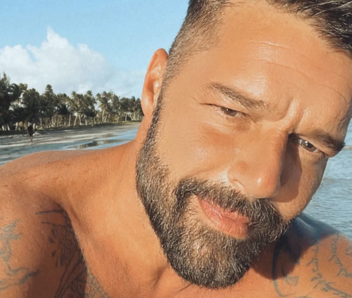 O jovem revelou ter se relacionado por sete meses com ex-integrante do grupo Menudo e disse que o cantor não teria aceitado bem o fim da relação