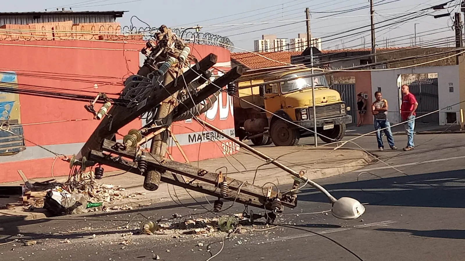 poste derrubado; acidente; caminhão
