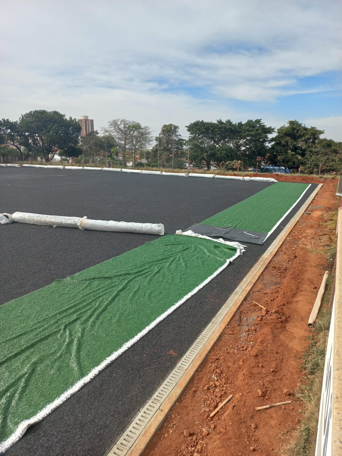 Prefeitura inicia instalação de grama sintética no campo do Jd. São Paulo