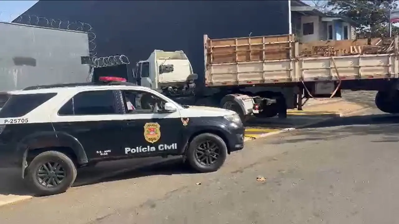 Cão 'se rende' com presos em operação policial