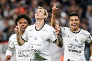 Corinthians vence Coritiba e retoma a vice-liderança do Brasileirão