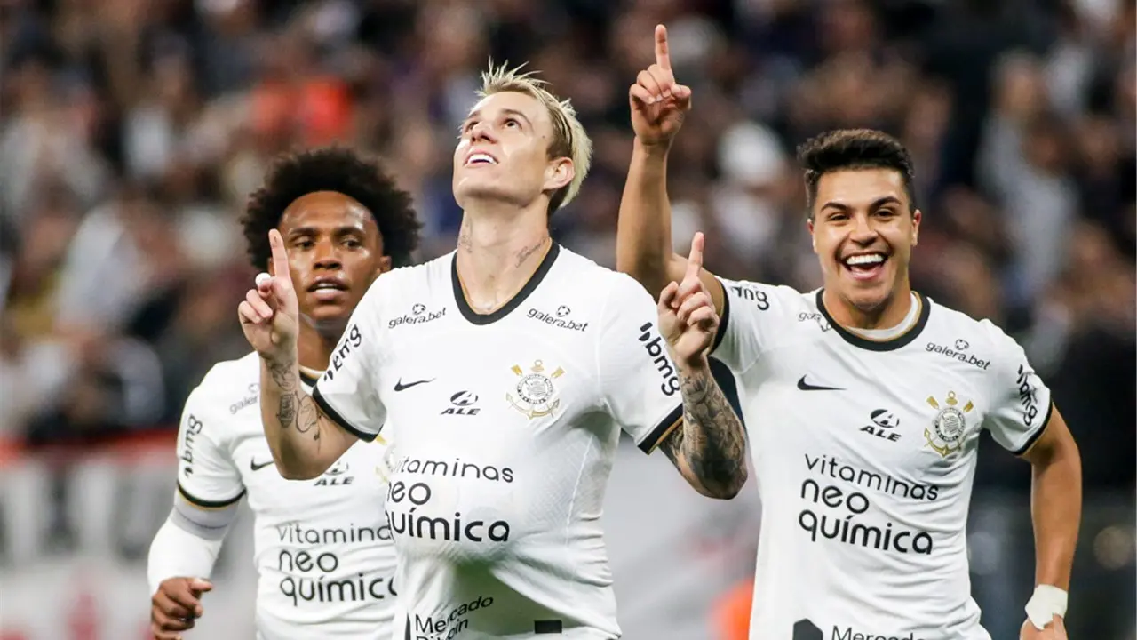 Corinthians vence Coritiba e retoma a vice-liderança do Brasileirão