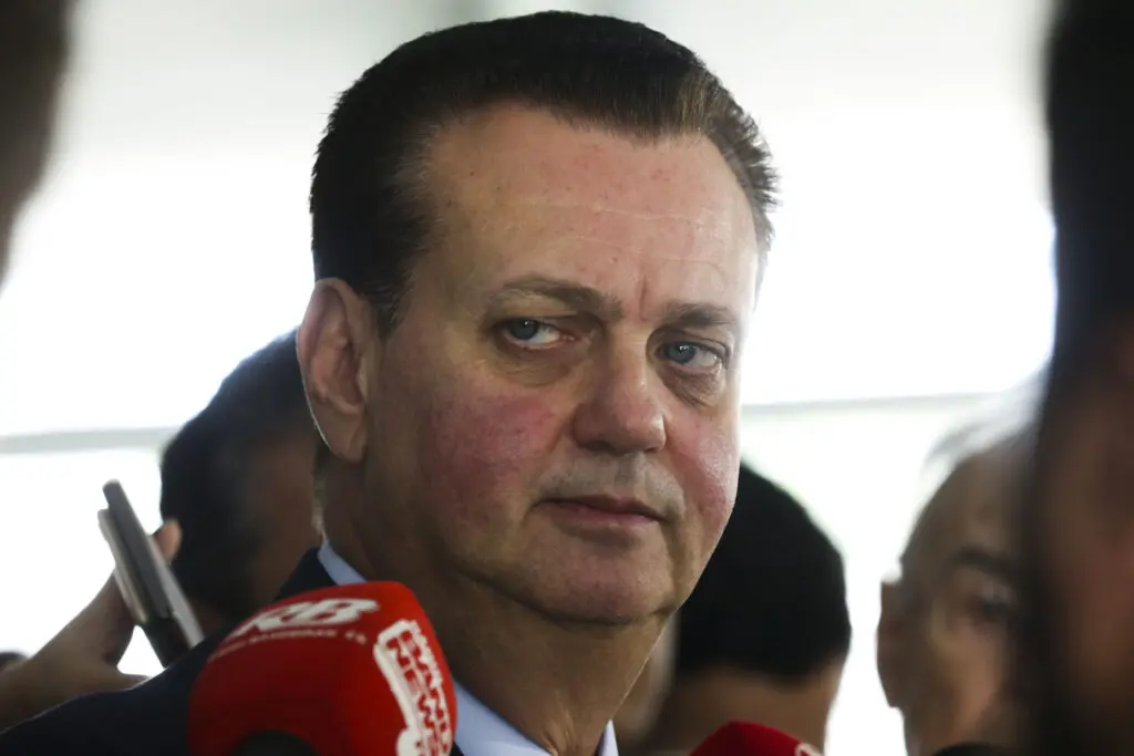 Bolsonaristas se empolgaram com a concretização da aliança entre PSD e Tarcísio de Freitas (Republicanos) nesta quinta-feira (7) e passaram a dizer que sonham com o apoio do partido de Gilberto Kassab a Jair Bolsonaro (PL). "Sonhamos com essa aliança", disse à coluna Painel, da Folha de S.Paulo, o deputado Cezinha de Madureira (PSD), uma das principais lideranças da bancada evangélica na Câmara. Ele afirma que Bolsonaro ficou muito feliz com a articulação de Tarcísio junto a Kassab e vibrou em almoço na quarta (6), dizendo que o ex-ministro já está saindo "melhor do que a encomenda". Bolsonaro criticou Kassab algumas vezes nos últimos anos e disse que ele, ex-ministro da Ciência, era "porcaria" e não sabia a diferença entre "gravidade e gravidez". "Temos um ditado no meio politico entre as lideranças: quando a gente vê o Kassab pendendo para um lado, a gente vai dar uma olhada, porque a coisa é boa. Se o Kassab aceitou essa aliança com o ministro Tarcísio, isso significa que ele está vendo que o Brasil tem um rumo diferente", continua Cezinha de Madureira, vice-líder do governo Bolsonaro na Câmara. "Como diz o Kassab, a política é a arte de conversar. Com certeza vamos reeleger o presidente Bolsonaro com o PSD junto", concluiu. No entanto, Kassab disse à reportagem que será coerente com suas posições a respeito de Bolsonaro, de quem é crítico, em sua participação na campanha e agirá de acordo com o posto de presidente nacional do PSD, partido que tende à neutralidade nas eleições para a Presidência. Dessa forma, indicou que provavelmente não dividirá palanque com Bolsonaro em São Paulo. Como mostrou o jornal Folha de S.Paulo, Kassab tentou descolar Bolsonaro de seu apoio a Tarcísio e disse que as questões nacionais são colocadas "em outro patamar". No evento desta quinta-feira (7), bolsonaristas radicais, em sua maioria filiados, foram ausência sentida. Parlamentares e pré-candidatos por São Paulo como Eduardo Bolsonaro, Carla Zambelli, Ricardo Salles, os três do PL, não marcaram presença.